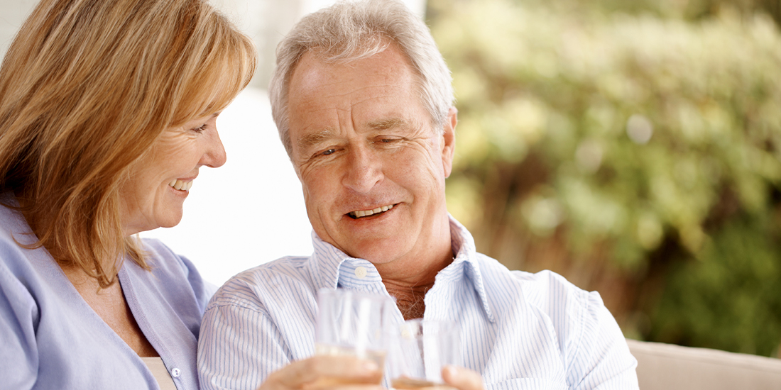 Ein glückliches Best Ager Paar prostet sich zu. Ein glückliches Best Ager Paar prostet sich zu.